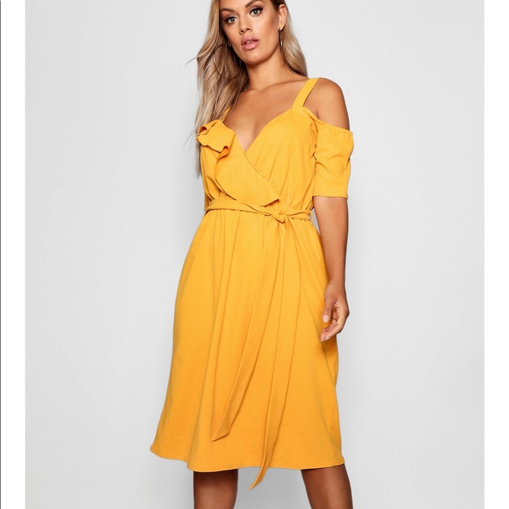 Boohoo mustard dress NWT